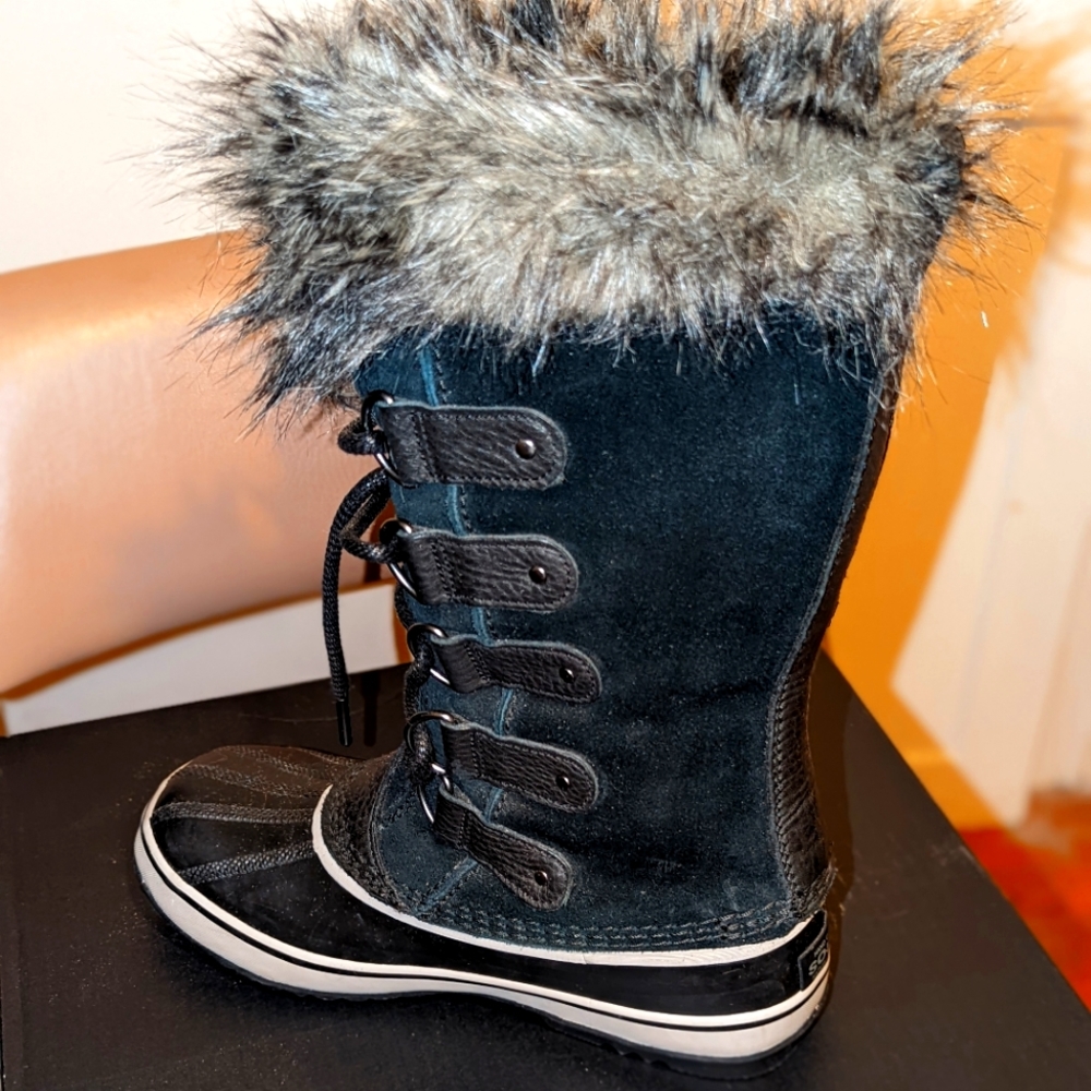 WOMEN'S JOAN OF ARCTIC™ BOOT BY SOREL**worn once**